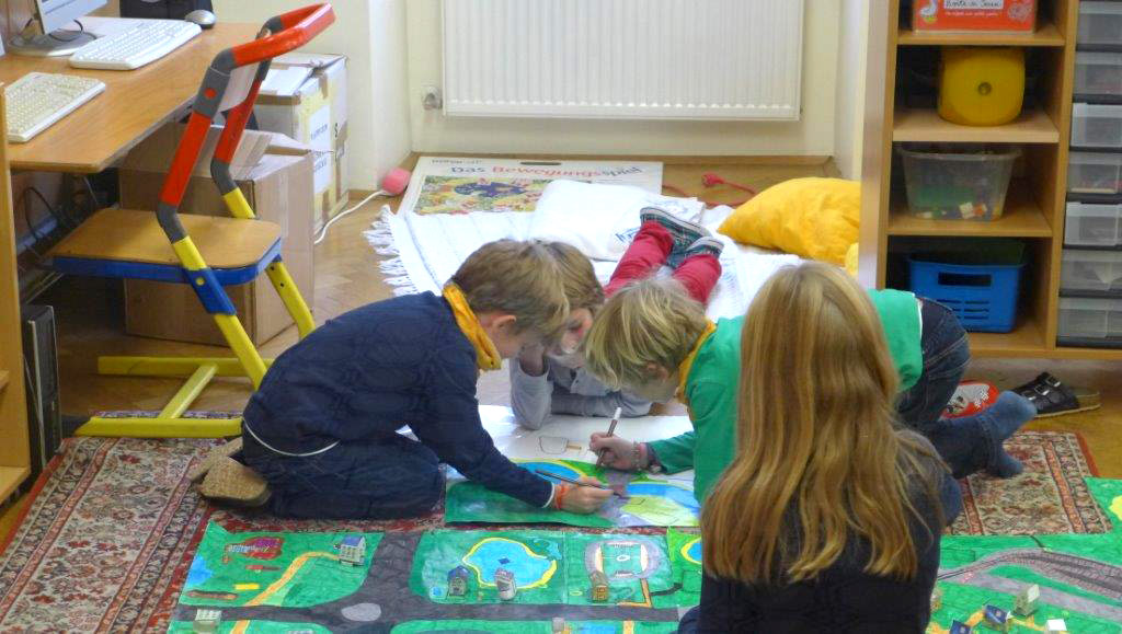 Kindergartenkinder beim Spielen