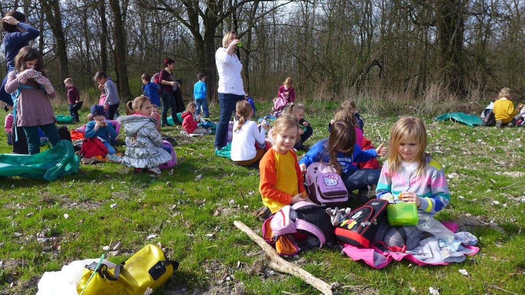 Kindergartenkinder bei einem Ausflug
