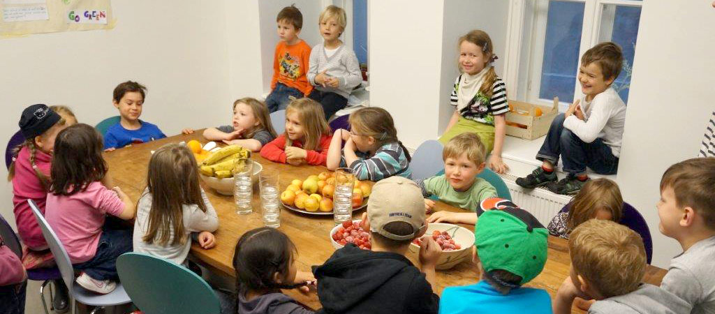 Kinder beim gemeinsamen Essen