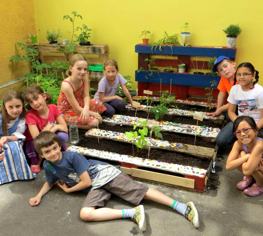 Die Kinder im Schulgarten