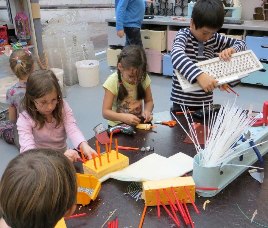 Schüler beim gemeinsamen Forschen