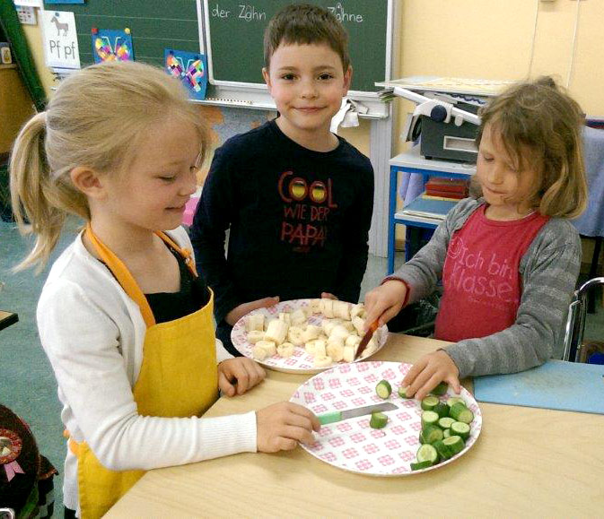 Kinder bereiten einen Snack zu