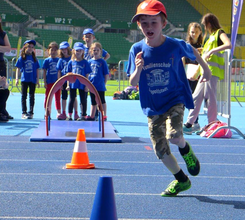 Schülerinnen und Schüler beim Sportprojekt im Wiener Happel-Stadion